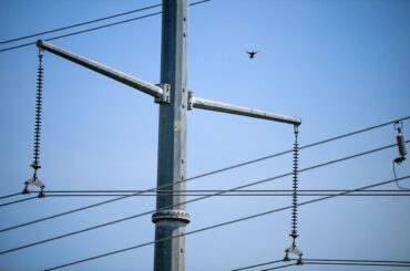 電気代の高騰、米選挙の争点に浮上－トランプ氏の再生エネ敵視も裏目 - Bloomberg
