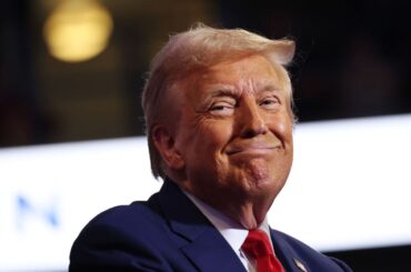 トランプ氏のリベンジ激化－ボルトン氏家宅捜索やＦＲＢ理事解任 - Bloomberg