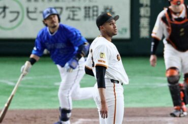 ９回１死、宮崎敏郎に左越えソロ本塁打許したマルティネス。捕手・岸田行倫（カメラ・頓所 美代子）