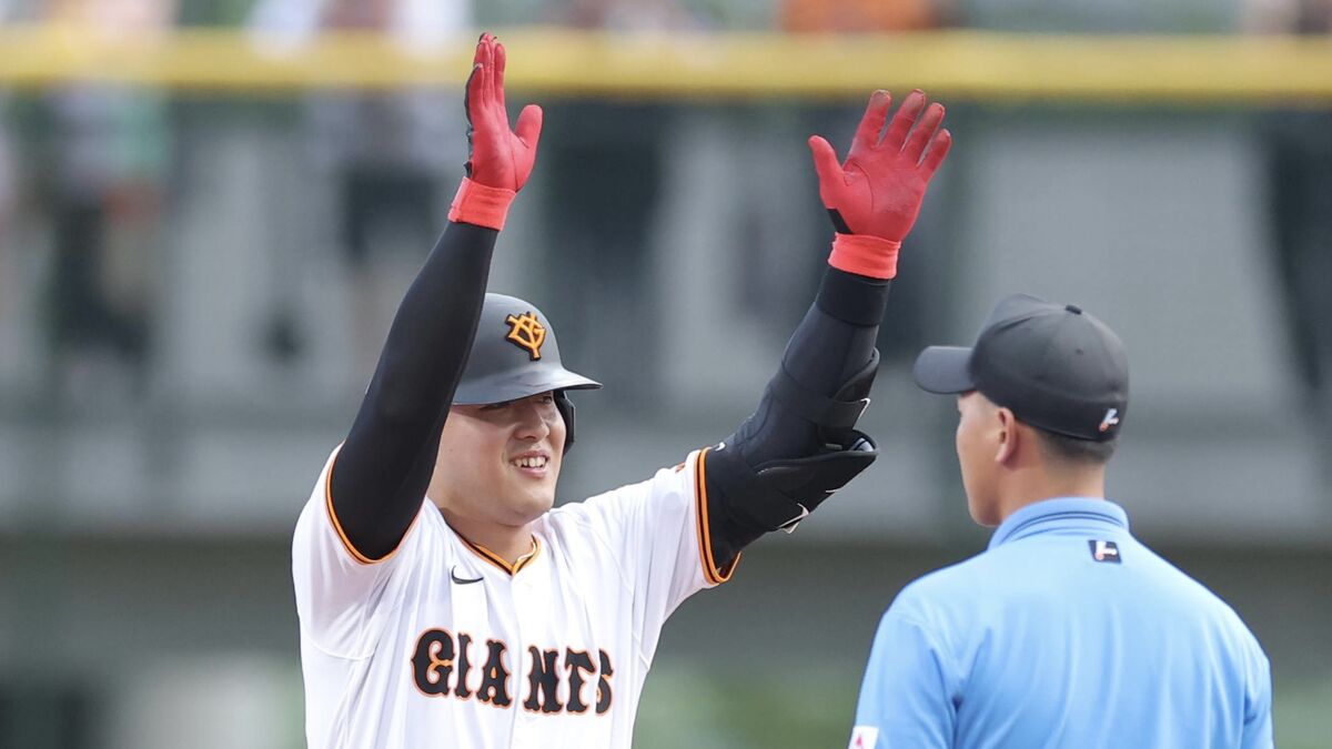 【巨人】 岡本和真が約3か月ぶりの実戦 1打席目でいきなり適時二塁打 西野の直球を捉える – スポーツ報知 1回2死二塁、先制の左中間適時二塁打を放ち、笑顔を見せる岡本和真(カメラ・宮崎 亮太)