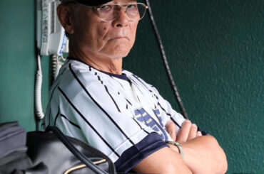 2025年8月1日、練習を見つめる開星・野々村監督