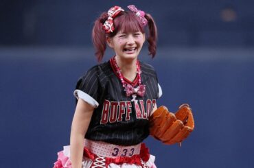 ド派手スカートで豪快足上げ…ピンク髪ツインテールで始球式　"443万人美女"に球場虜 | Full-Count