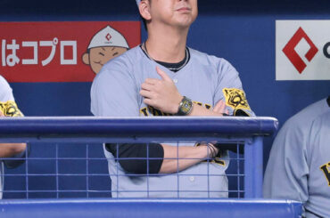 ９回、ベンチで戦況を見る藤川球児監督　（カメラ・豊田　秀一）