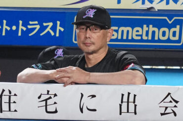 ロッテ対オリックス　ベンチから試合を見るロッテ吉井理監督（撮影・鈴木みどり）
