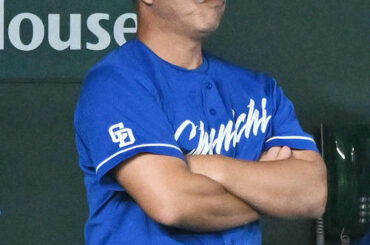 巨人対中日　ベンチで浮かない表情の中日井上監督（撮影・滝沢徹郎）