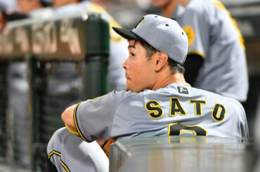 広島対阪神　5回裏、ベンチから試合を見つめる佐藤輝（撮影・岩下翔太）