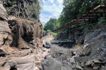 32年前と同じ崩壊箇所――記録的大雨、線路の土台が根こそぎ流出 JR肥薩線、復旧阻む険しい地形…道路なく「重機や資材運べない」 - 南日本新聞