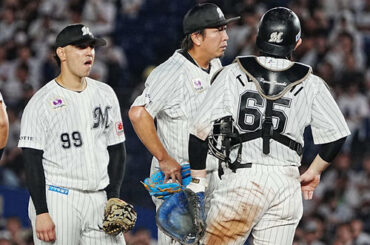ロッテ対楽天　9回表楽天2死一、二塁、ロッテ4番手で登板した益田（中央）は同点を許し降板となる（2025年8月19日撮影）