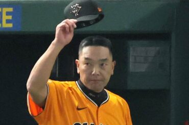 試合後、スタンドの声援に帽子を取って応える阿部慎之助監督（カメラ・山崎　賢人）