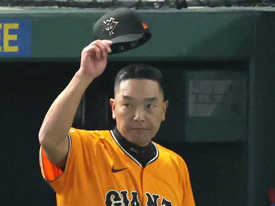 【巨人】阿部監督、復帰後初アーチの岡本和真に「いるだけでチームが落ち着く。それぐらい大きい存在」 – スポーツ報知 試合後、スタンドの声援に帽子を取って応える阿部慎之助監督(カメラ・山崎 賢人)