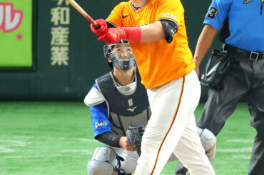 ５回２死、左中間にソロ本塁打を放つリチャード（カメラ・山崎　賢人）