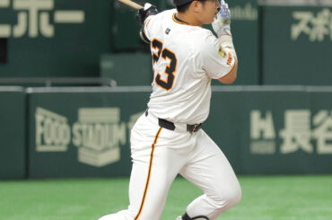 ３回、石塚裕惺が東京ドーム初安打となる適時打を放つ（カメラ・今成　良輔）