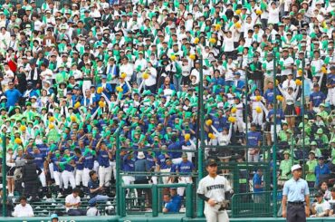 甲子園で「桃太郎チャント」を歌った岡山学芸館の応援団＝１２日（中西弘之撮影）