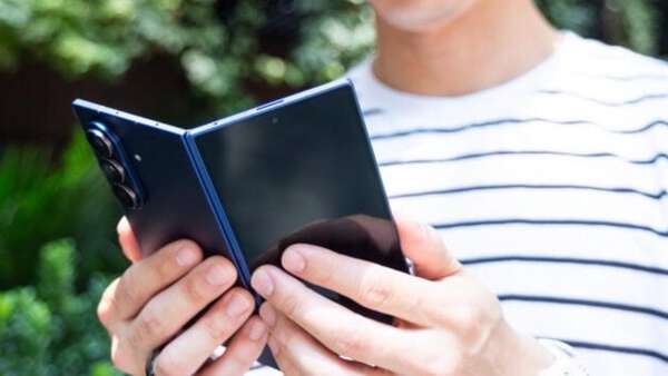 「折りたたみiPhone」は来年9月発売が濃厚。2027年には20周年モデルも – au Webポータル 「折りたたみiPhone」は来年9月発売が濃厚。2027年には20周年モデルも - au Webポータル