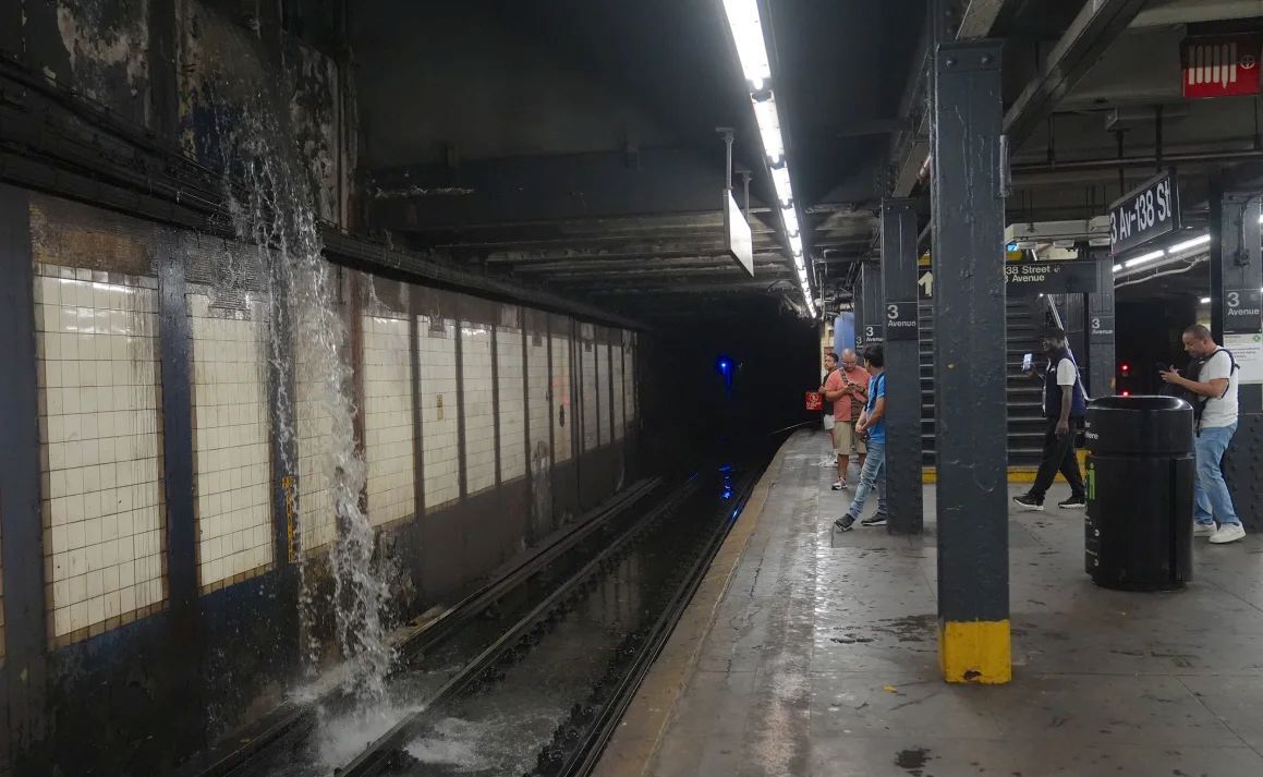 地上から雨水が流れ落ち、ニューヨークの地下鉄の線路に降り注ぐ様子/Selcuk Acar/Anadolu/Getty Images