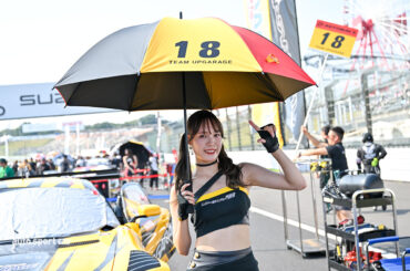 スーパーGT第5戦鈴鹿のグリッドでは史上初の光景が。グリッドボードの代わりに抜群の遮光・遮熱性をもつ傘が登場