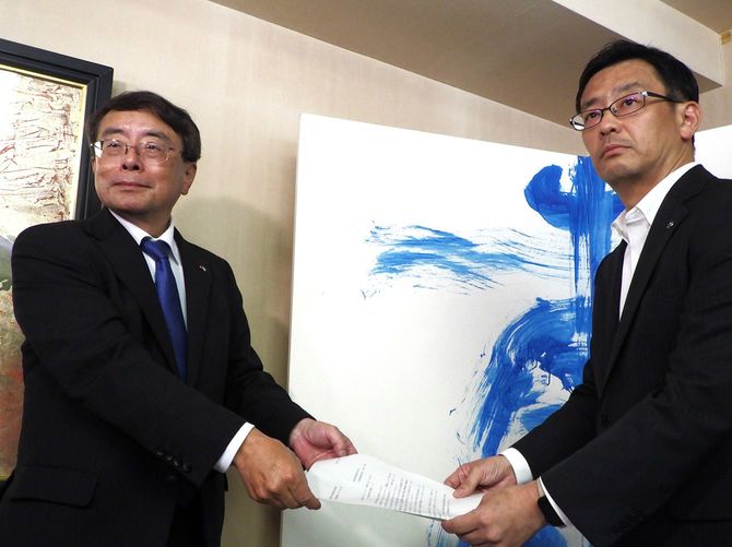 平木副知事（右）に要請書を手渡す水野JR東海副社長