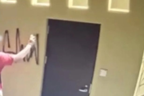 北谷美浜の落書き　監視カメラに米兵の姿　ホテルや商業ビルで繰り返しか　沖縄