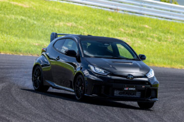 「25式」になった進化型GRヤリスと「エアロパフォーマンスパッケージ」装着車を袖ケ浦で試乗 / 重箱の隅をつつくようなところにしかもはや不満はない - Car Watch