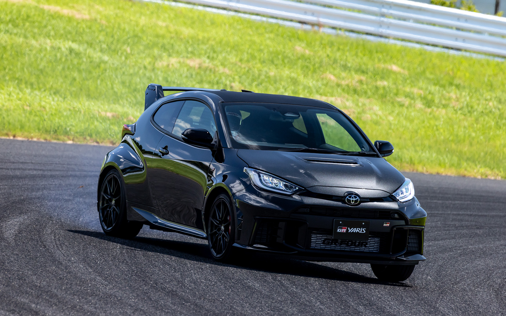 「25式」になった進化型GRヤリスと「エアロパフォーマンスパッケージ」装着車を袖ケ浦で試乗 / 重箱の隅をつつくようなところにしかもはや不満はない – Car Watch 「25式」になった進化型GRヤリスと「エアロパフォーマンスパッケージ」装着車を袖ケ浦で試乗 / 重箱の隅をつつくようなところにしかもはや不満はない - Car Watch