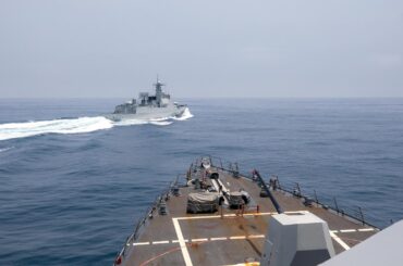 台湾海峡を米英軍艦が航行、中国軍が警告・監視命令 | ロイター