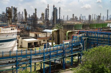 インド、ロシア産原油購入停止の兆しなし－米圧力緩んだとの見方も - Bloomberg