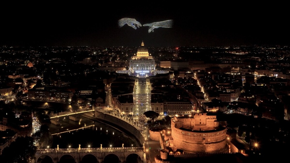 システィーナ礼拝堂に描かれている名画「アダムの創造」の一部をドローンで再現。(Photograph by Studio Davide Monteleone)