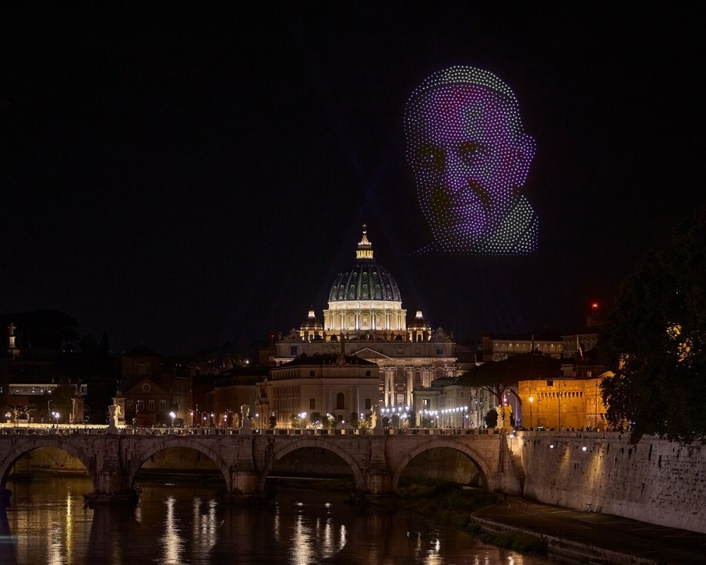 故フランシスコ教皇の肖像画が空に現れると、群衆から拍手が沸き起こった。(Photograph by Studio Davide Monteleone)