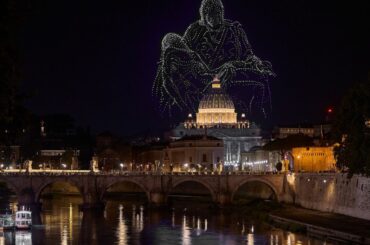 バチカン上空にミケランジェロの名画を描く、ドローンが切り開く新たな芸術　写真と動画10点 | ナショナル ジオグラフィック日本版サイト