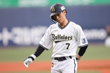 オリ激震…首位打者・西川龍馬が右脛骨骨折　前日に自打球→守備から交代、球団発表 | Full-Count