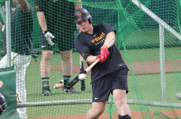 ４番に復帰した岡本和真（カメラ・岩川　晋也）