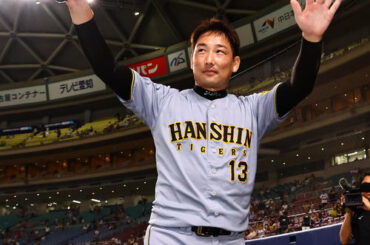 中日対阪神　30セーブをあげた岩崎はファンの歓声に応える（撮影・上田博志）