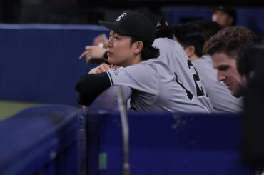 ９回の攻撃を見る山崎伊織（カメラ・小林　泰斗）