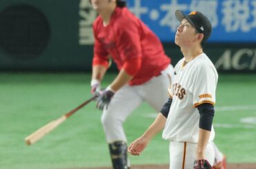 ２回無死一塁、先発・床田寛樹に２ランを浴びる戸郷翔征（手前）（カメラ・山崎　賢人）