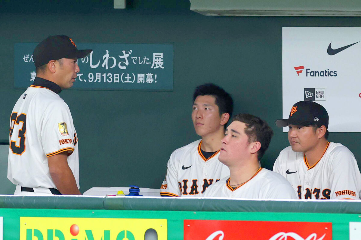 「V9時代なら間違いなく罰金」堀内恒夫氏が巨人・戸郷へ喝!同僚・泉口の首位打者ライバル小園に3安打 – スポーツ報知 5回を投げ終えた戸郷(中央)は厳しい表情で阿部監督(左)の話を聞く