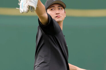 キャッチボールをする横川凱（カメラ・今成　良輔）