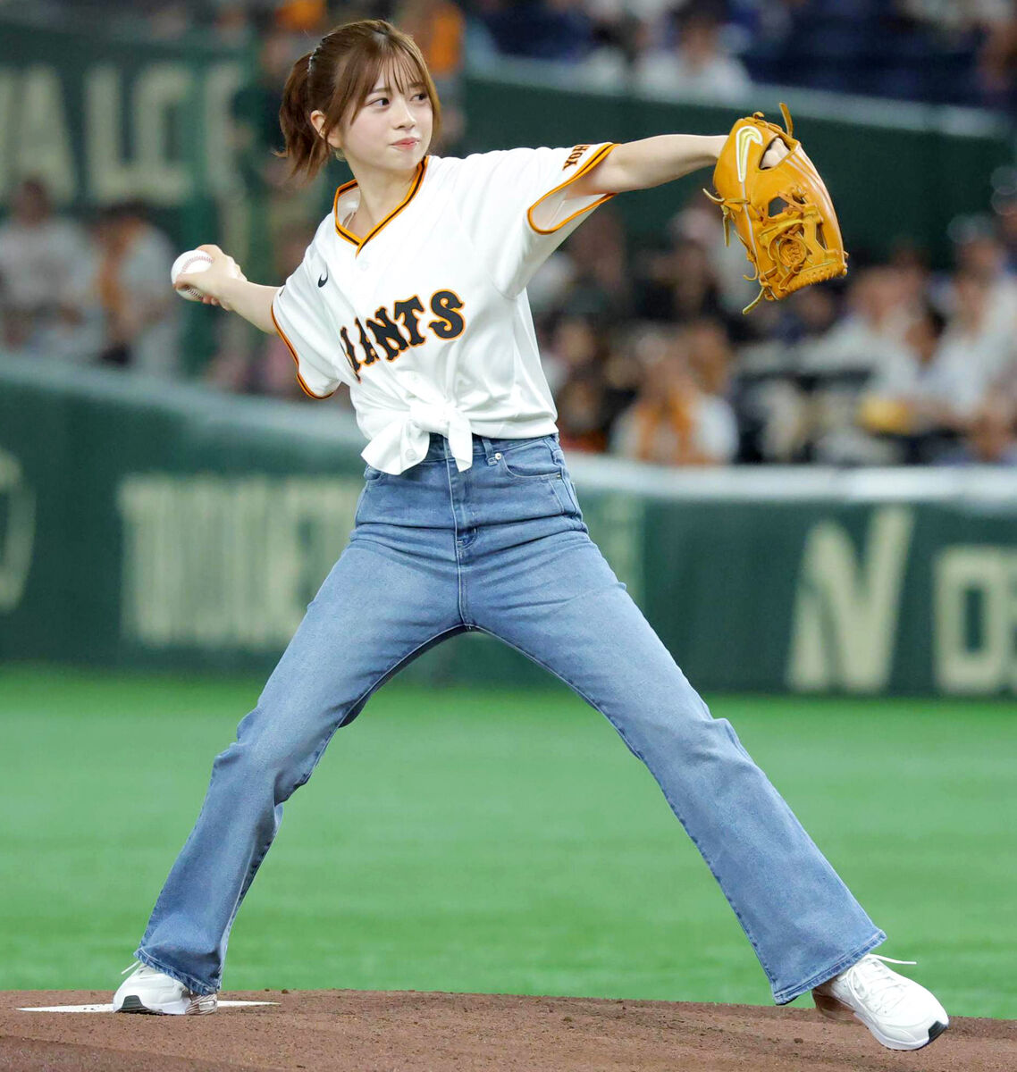 【巨人】桜田ひより、人生初の始球式に緊張…ワンバン投球もニッコリ – スポーツ報知 始球式に登場した桜田ひより(カメラ・清水 武)