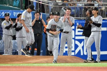 ８回、ブルペン陣から拍手で送り出され、マウンドに向かう大勢（中央＝カメラ・竹松　明季）