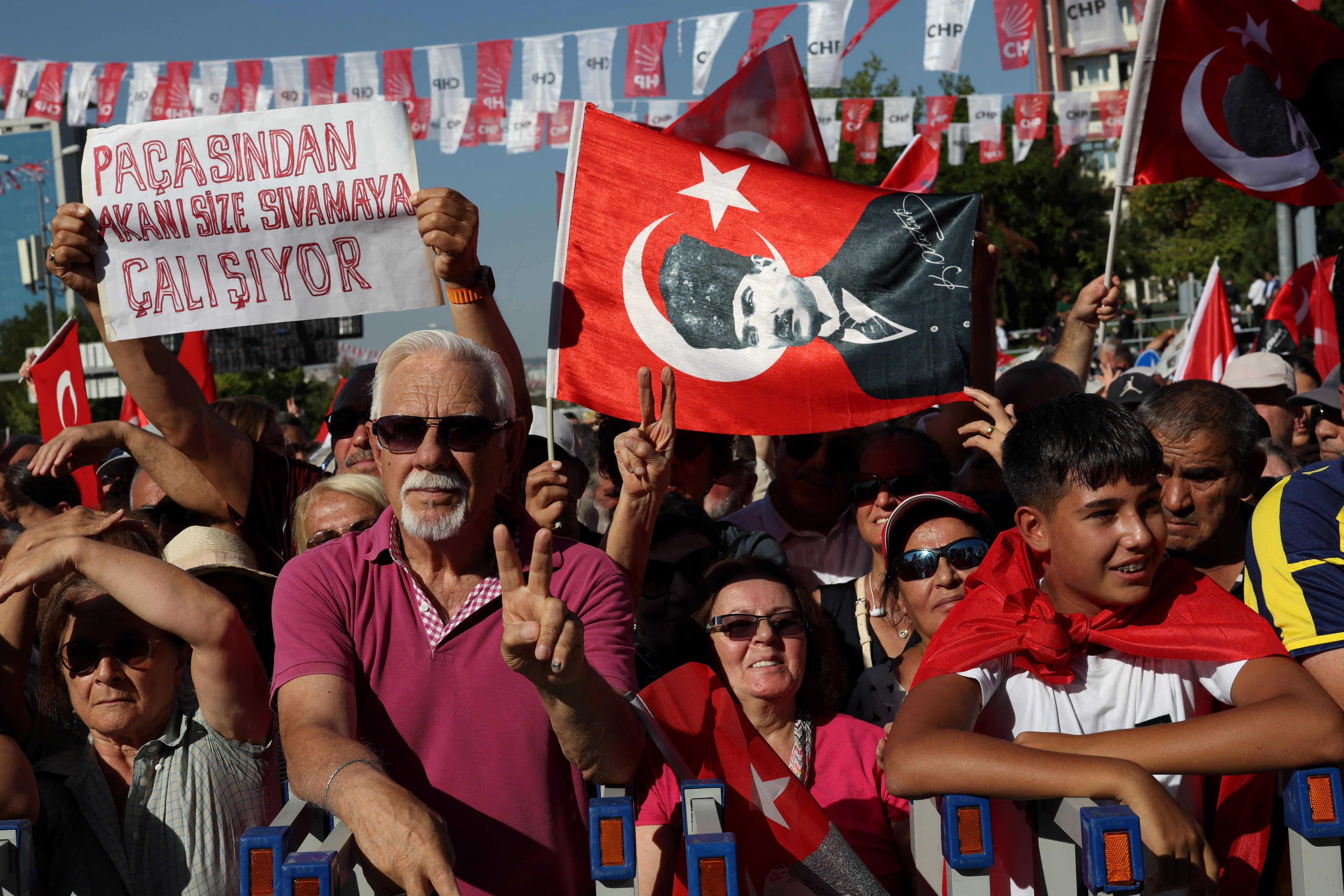 トルコで数万人が抗議、主要野党に対する法的弾圧巡り