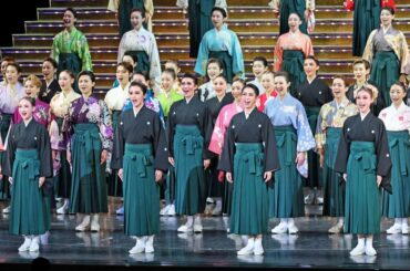 宝塚歌劇111周年、歌とダンスで祝福 記念公演、卒業生1100人やファンら600人招待|文化 - 神戸新聞