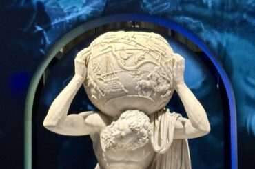 イタリア館の《ファルネーゼのアトラス》、大阪市立美術館で展示へ。ダ・ヴィンチ手稿も新たに日本初公開 - 美術手帖