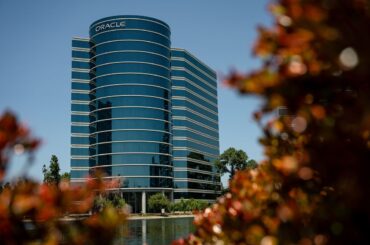 オラクル、AIインフラ事業の粗利益率35%見込む－収益性懸念和らぐ - Bloomberg