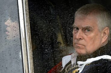 チャールズ英国王の弟アンドルー王子、ヨーク公爵などの称号を返上 | ロイター