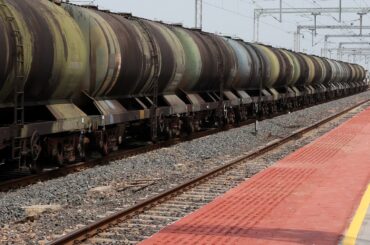 インド、ロシア産原油輸入を大幅削減へ　米の新たな制裁受け＝関係筋 | ロイター