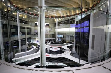 「高市トレード」第2章に臨む日本市場、日銀とトランプ氏来日が関門 - Bloomberg