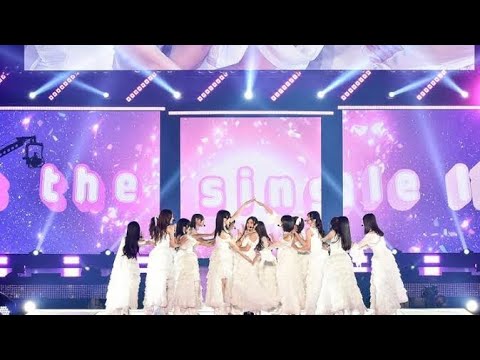💖✨元AKB48村山彩希、奇抜ヘア💇♀️×胸元開きワンピ👗で登場 吉崎綾とペアランウェイ💃【ガルアワ2025AW】🌟