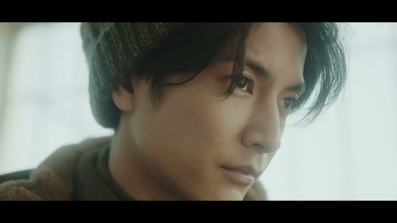 渡邊圭祐が着こなす〈ロロ・ピアーナ〉のホリデーコレクション! レイヤードで魅せる冬の上質カジュアル!