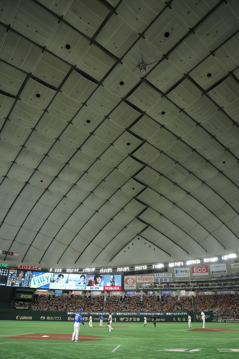 【巨人】ドーム騒然 白球が消えた バルドナードが打ち取った飛球が天井の穴に 特別ルールで二塁打に – スポーツ報知 6回無死、ボスラーの打球が天井に入り二塁打となる(カメラ・今成 良輔)