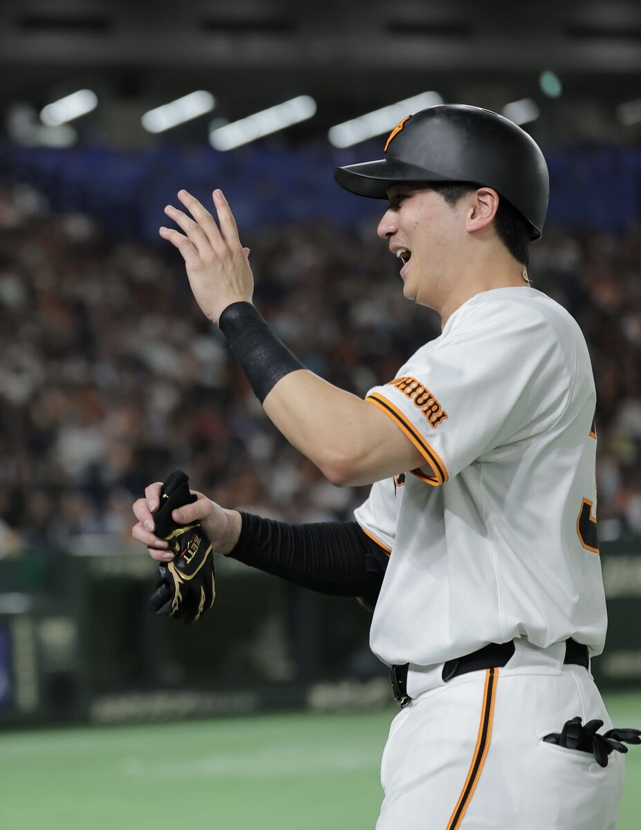 【巨人】泉口友汰が4打席連続出塁で出塁率リーグトップに浮上 シーズン最終戦で小園を逆転 坂本勇人以来の“3割打者”も確定 – スポーツ報知 6回無死一塁、四球を選んだ泉口友汰。出塁率トップに