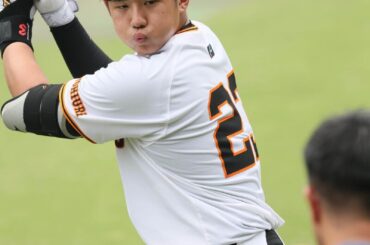 打撃練習に臨む石塚裕惺（カメラ・橋口　真）